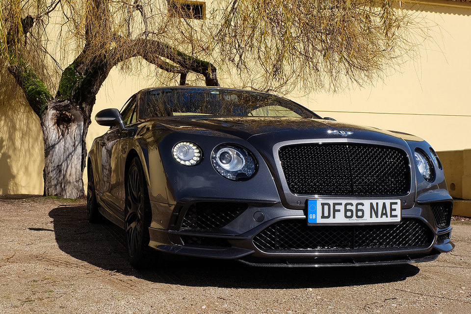 Купе Bentley Continental GT Supersports с карбоновыми клыками в бампере, отверстиями в капоте и фиксированным спойлером может украшать Instagram футболиста с модной прической или татуированного бойца MMA