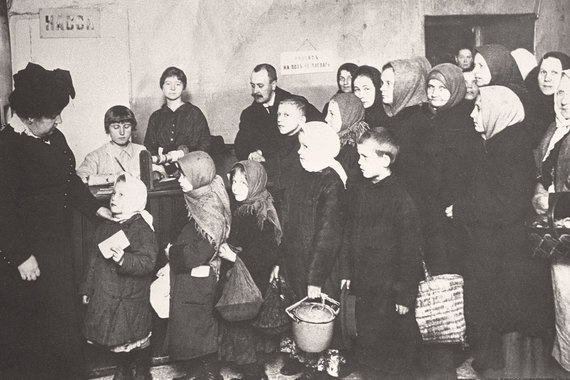 Очереди за продовольствием появились уже в 1915 г.