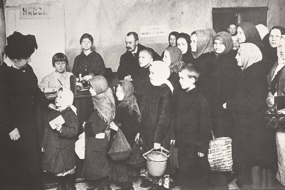 Очереди за продовольствием появились уже в 1915 г.