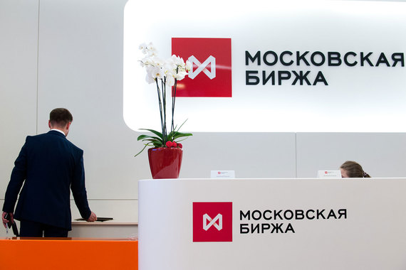 Чистая прибыль Московской биржи снизилась впервые за пять лет: ставки на денежном рынке упали, а вслед за ними и процентные доходы торговой площадки