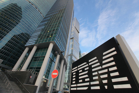Наряду с инструментарием для программистов IBM предлагает онлайновый интерфейс, позволяющий широкому кругу разработчиков бесплатно экспериментировать с новой технологией