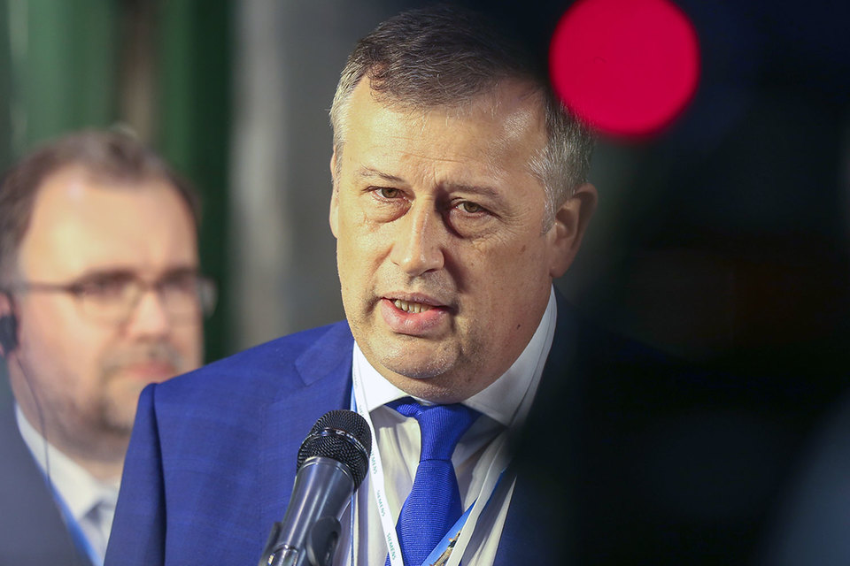 Губернатор Ленобласти Александр Дрозденко обратился к президенту Владимиру Путину с просьбой разрешить устроить на работу жителей ЛНР и ДНР без оформления патентов