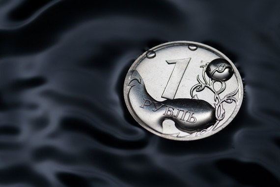 Рубль и российские акции падают вслед за нефтью