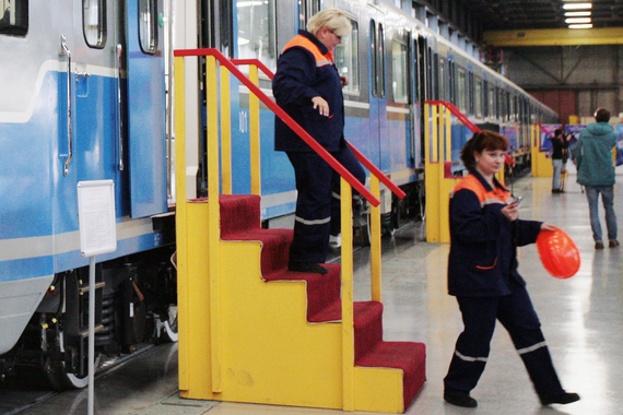 Смольный потратит 3,7 млрд руб. на закупку вагонов для метро