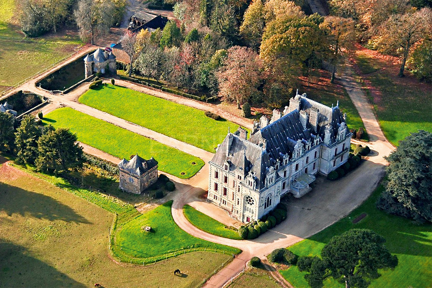 Замок XIX века в Бретани с 20 спальнями, в саду есть конюшня, корт и собственная система прудов