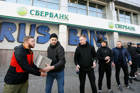 Вклады оказались за стеной как для украинских вкладчиков, так и для российского Сбербанка