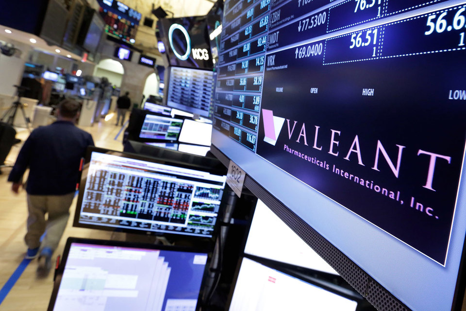 Valeant сейчас пытается убедить инвесторов, что может справиться со своей долговой нагрузкой