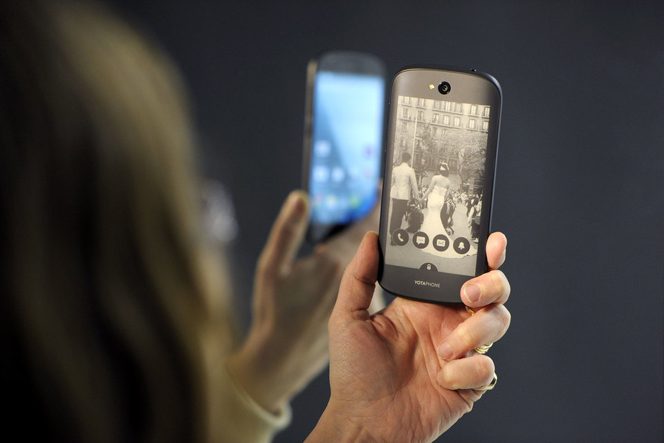 Выпуск третьей модели YotaPhone задерживается из-за того, что китайские акционеры не спешат инвестировать в его производство, заявил гендиректор «Ростеха» Сергей Чемезов