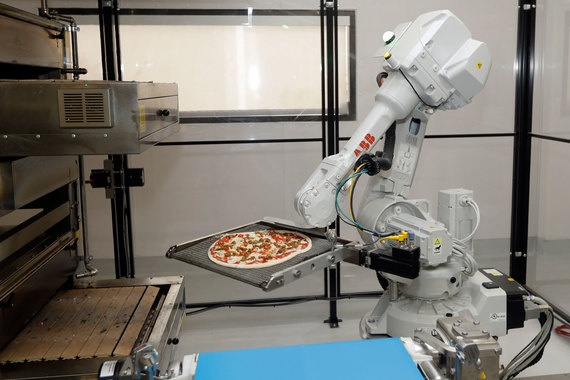 Из четырех «сотрудников» кафе Zume Pizza в Калифорнии, занятых приготовлением пиццы, только один является человеком