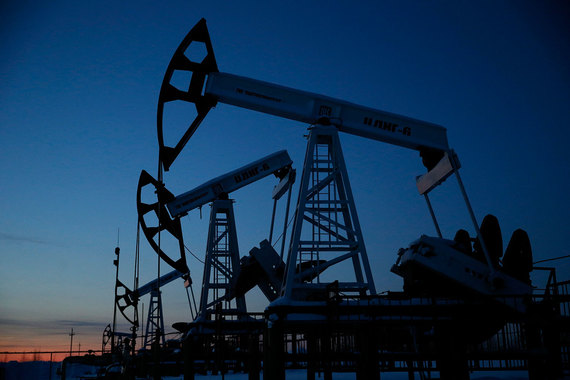 В мире ежедневно продается около 97 млн баррелей нефти, и в результате пересмотров оценка спроса повышалась в среднем менее чем на 1% от этой величины
