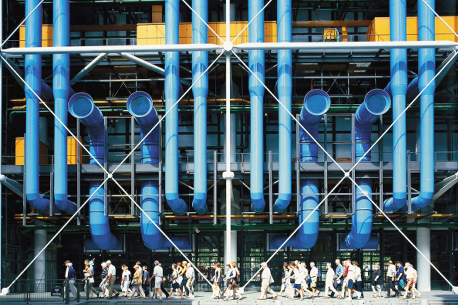 Знаменитые цветные трубы заднего фасада Центра Помпиду