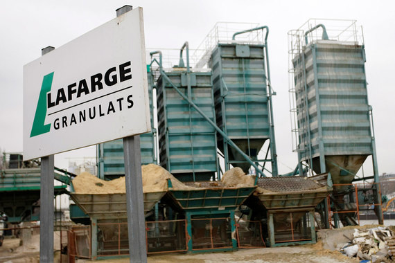 Сирийскому заводу Lafarge приходилось платить многочисленным вооруженным группировкам за продолжение работы, пока его не закрыли в 2014 году