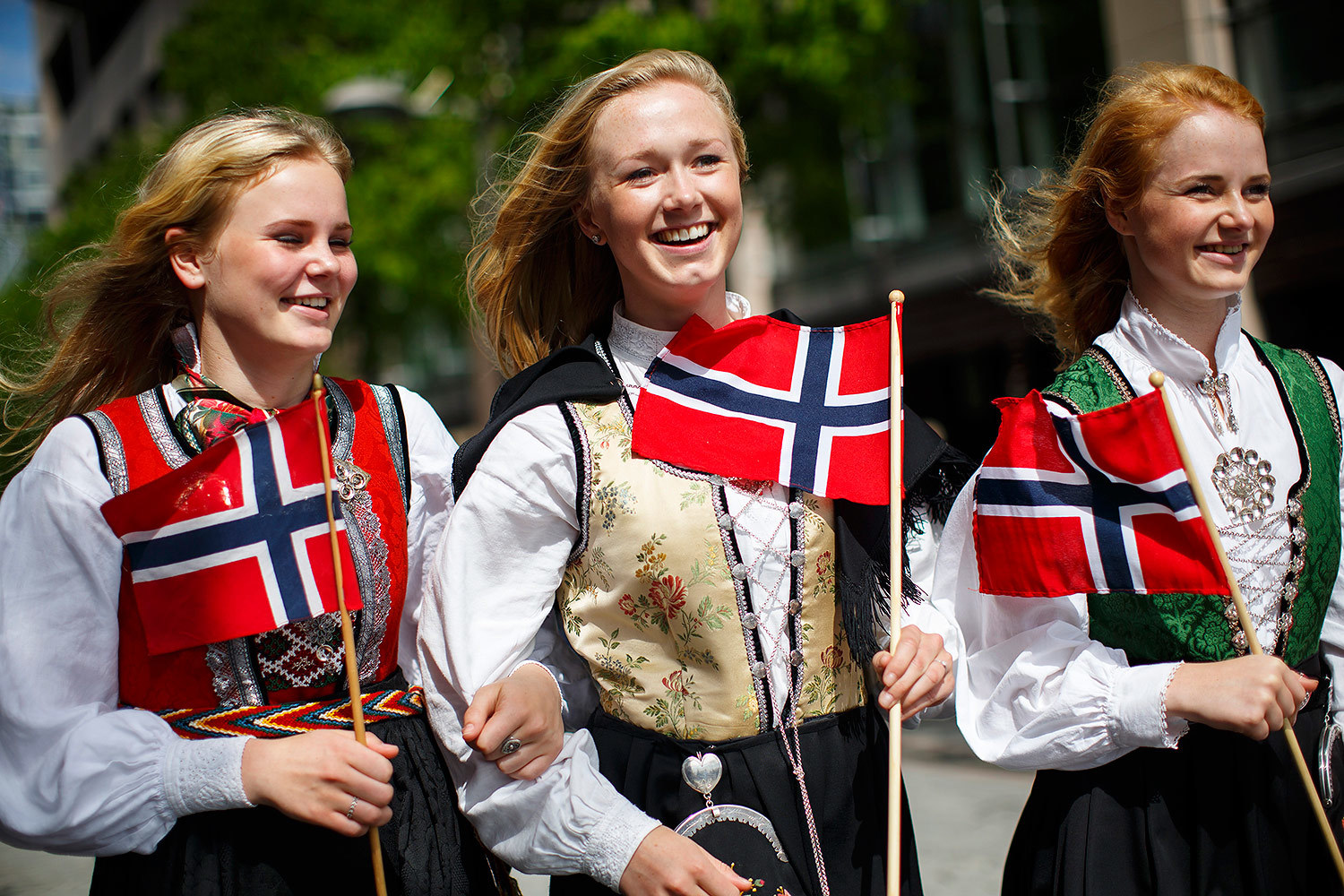 Самые счастливые люди страна. Жители Дании это датчане. Жители Норвегии. Норвегия люди. Норвежцы с флагом.