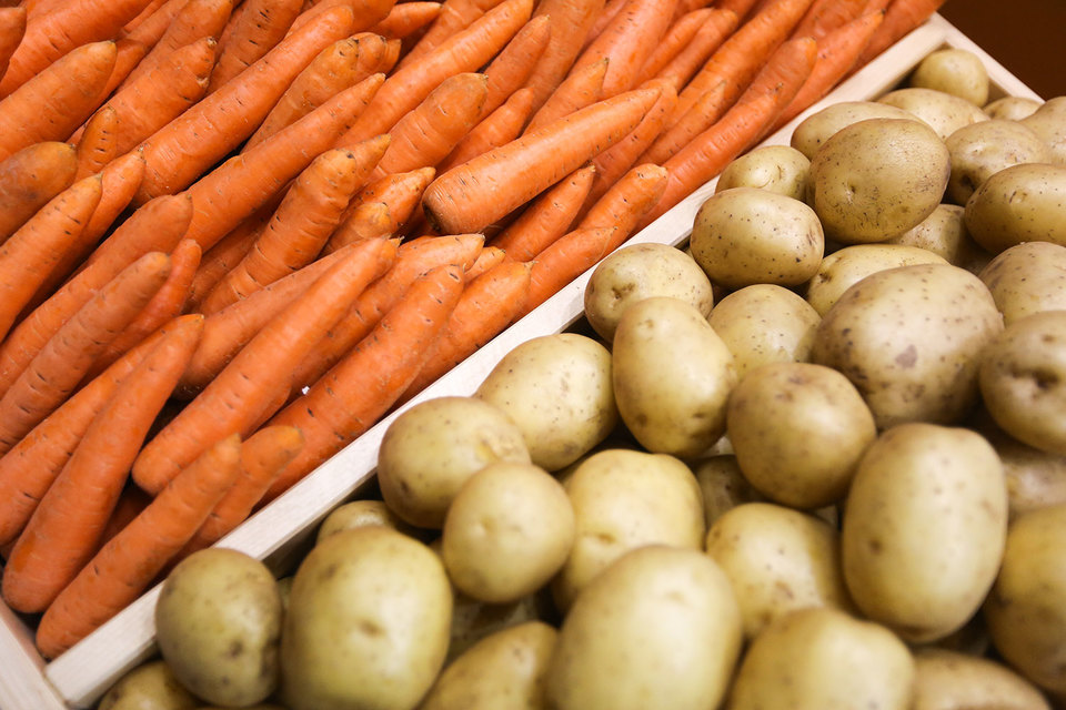 В России упали продажи большинства основных продуктов питания, обнаружили исследователи, лучше продавались только подешевевшие российские овощи
