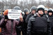 Участники несанкционированного митинга несли плакаты антикоррупционной направленности