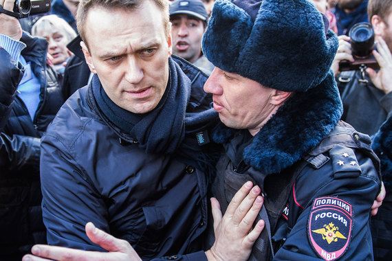 Решение Конституционного суда не защитило Алексея Навального (слева) от полицейских