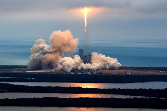 Falcon 9 с опробованными ранее в полете девятью жидкостными двигателями должна вывести на околоземную орбиту европейский коммерческий спутник