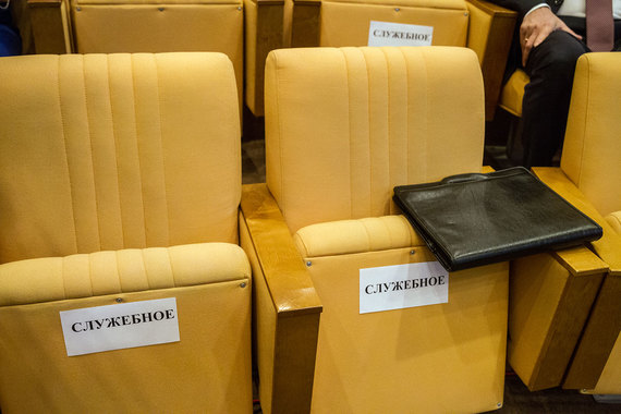 Инициатива вводится под лозунгом контроля за «золотыми парашютами» топ-менеджеров