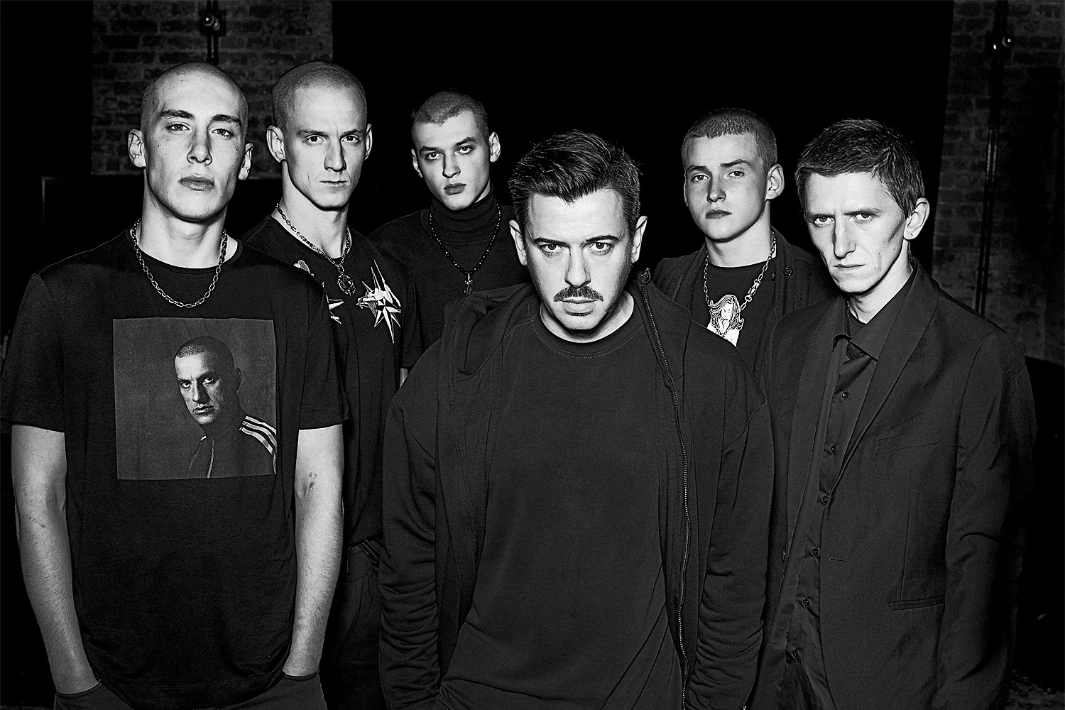 Дизайнер Денис Симачев и модели в одежде и украшениях из линейки Hooligan