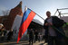 Ведущие акции со сцены обратились к пришедшим с призывом опустить принесенные с собой флаги политических партий