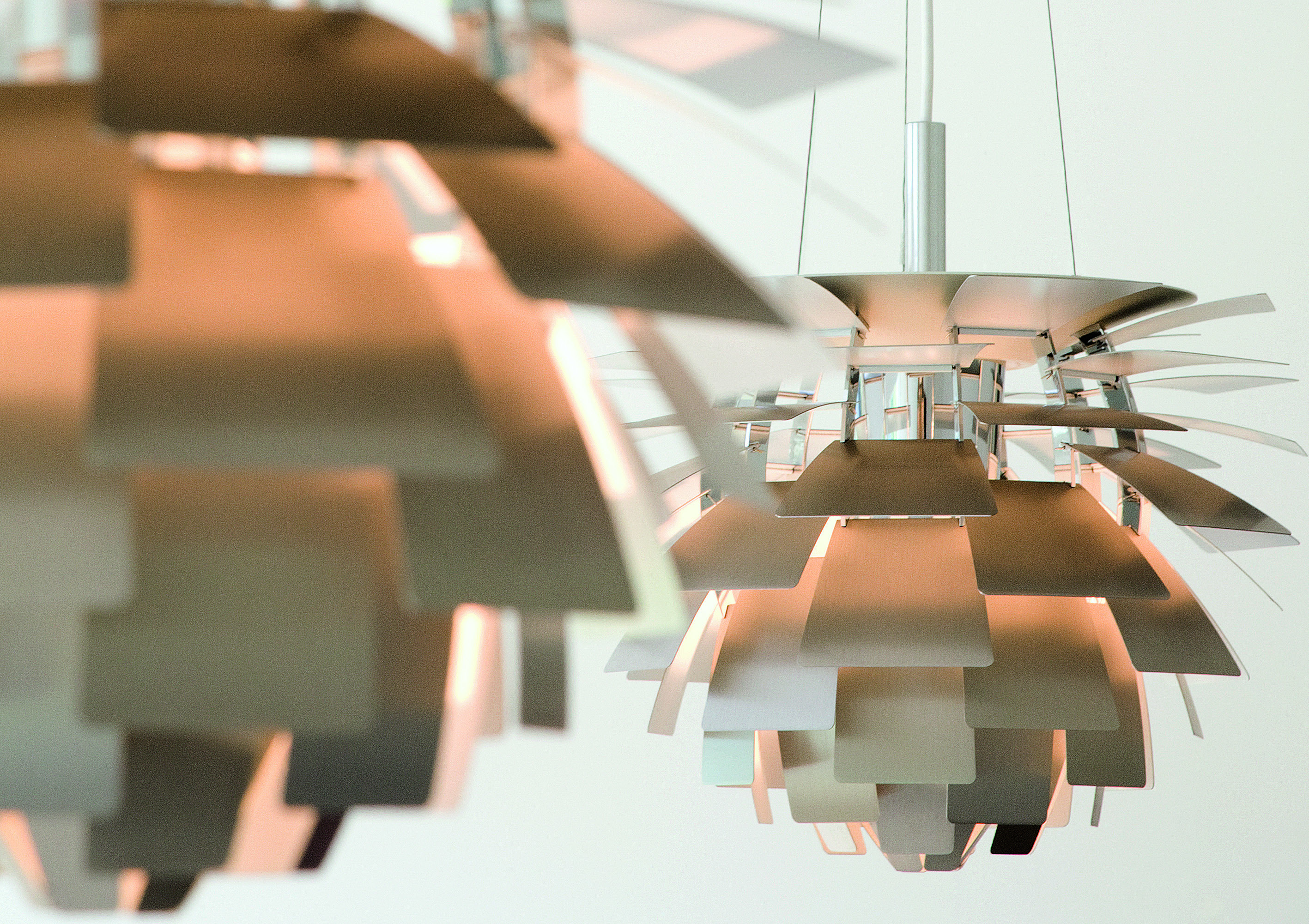 Поль Хеннингсен (1894–1967) Светильник «Артишок». 1958 Лепестки из лакированной нержавеющей стали, полированная хромированная стальная рама, кабель из нержавеющей стали