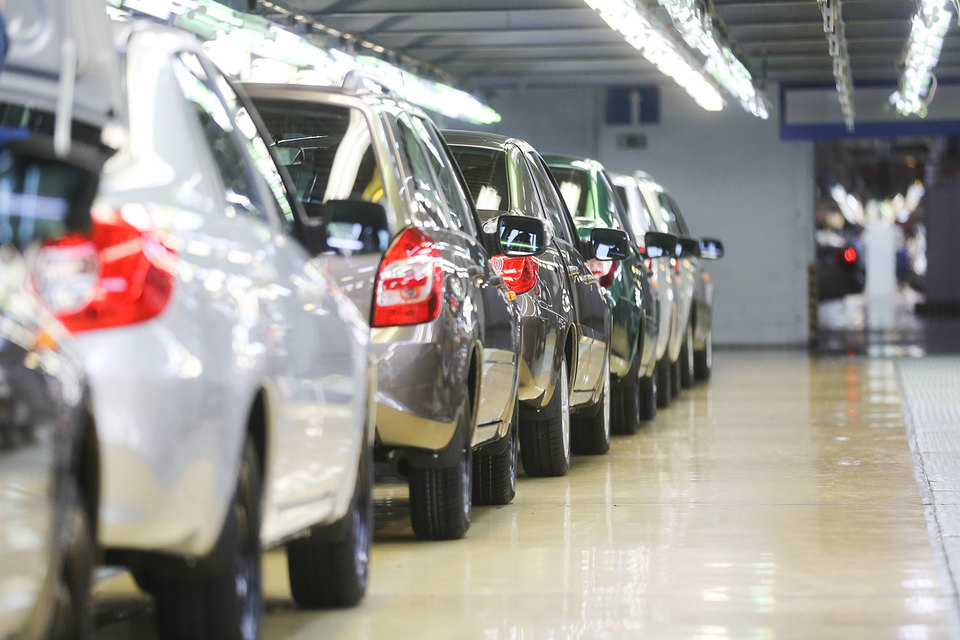 Продажи новых легковых и легких коммерческих автомобилей в России пошли вверх