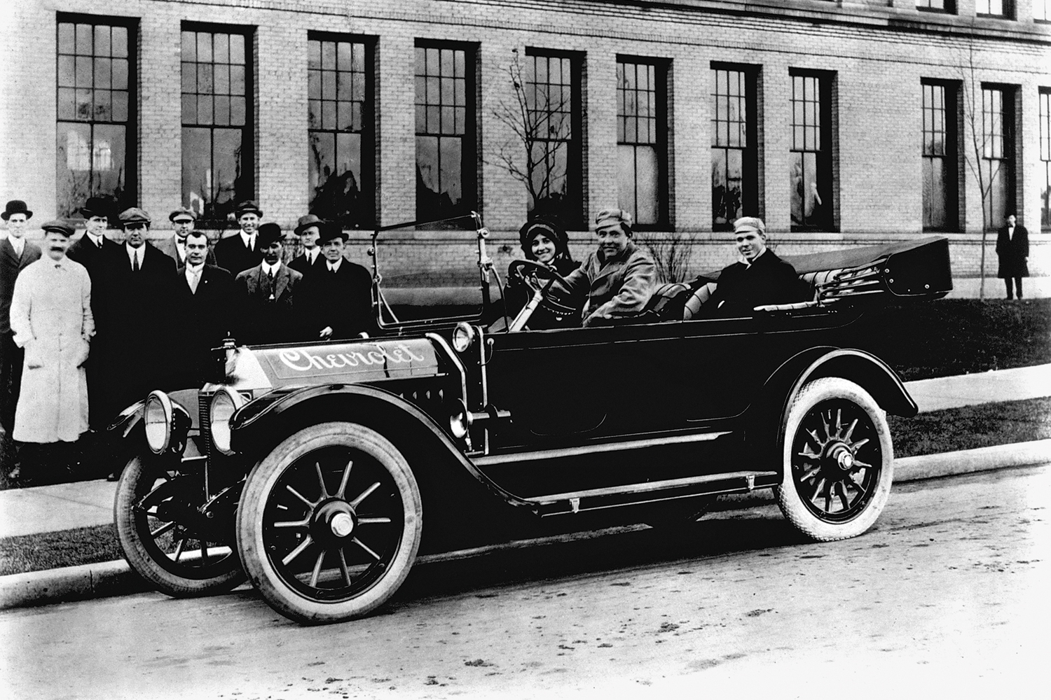 Совладелец компании Chevrolet Луи Шевроле (второй слева) на дебютном выезде модели Series C Classic Six (1912)