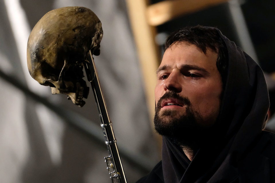 Гамлет – Козловский решительно разговаривает даже с черепом бедного Йорика