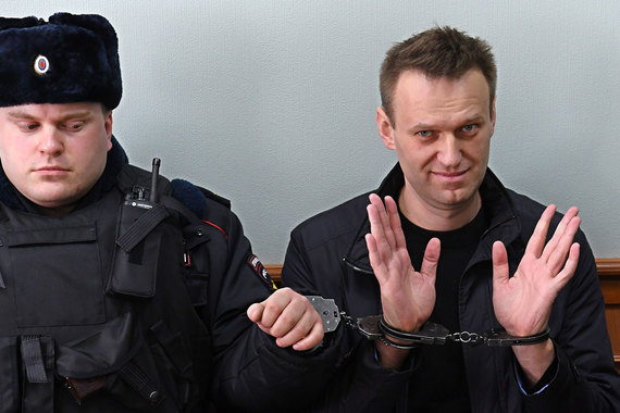 Алексея Навального (справа), возможно, ждет новый суд по делу о клевете