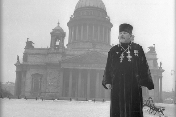 Евгений Халдей. Протоиерей Николай Ломакин у Исаакиевского собора. 1954 г.