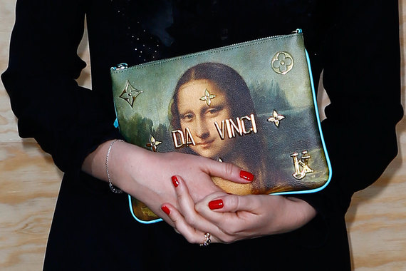 Из 32 самых популярных люксовых марок (среди них Chanel, Dior, Celine, Tiffany, Louis Vuitton, Dior) все активно развивают интернет-продажи в США, почти все - в Европе