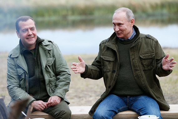 Владимр Путин заработал больше Дмитрия Медведева в 2016 г. Президент России в 2016 г. получил доход в размере 8,86 млн руб. Заработок главы государства в прошедшем году оказался на 33 000 руб. меньше, чем в 2015 г. Таковы данные декларации о доходах, расходах и имуществе