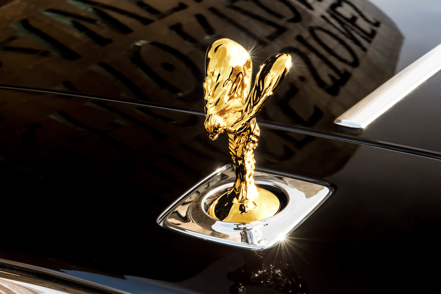 Позолоченная статуэтка «Дух экстаза» на автомобиле дизайна певицы Ширли Бэсси