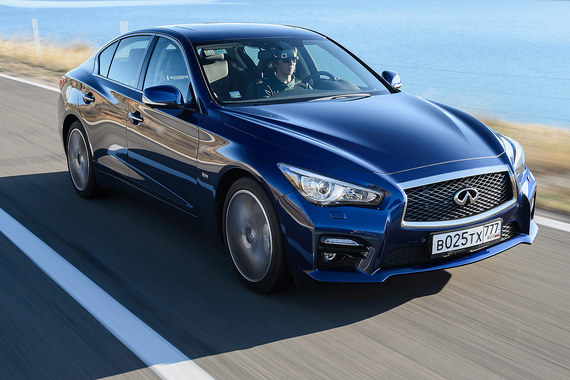 Дизайн экстерьера Infiniti Q50 полностью соответствует начинке машины – автомобиль получился стремительный и агрессивный