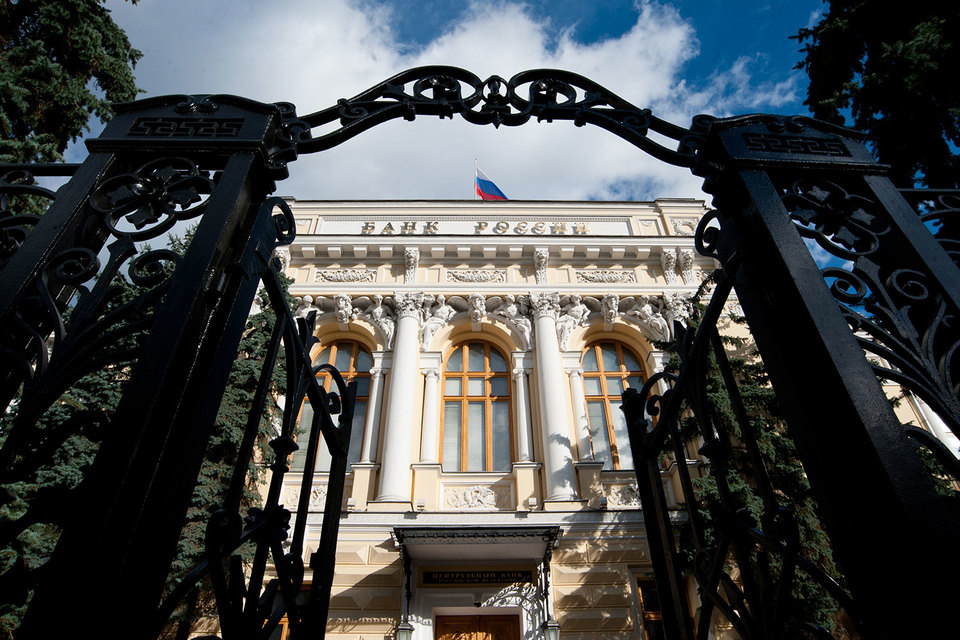 Чтобы лучше контролировать защиту прав должников, ЦБ снабдит службу приставов материалами проверок банков и МФО