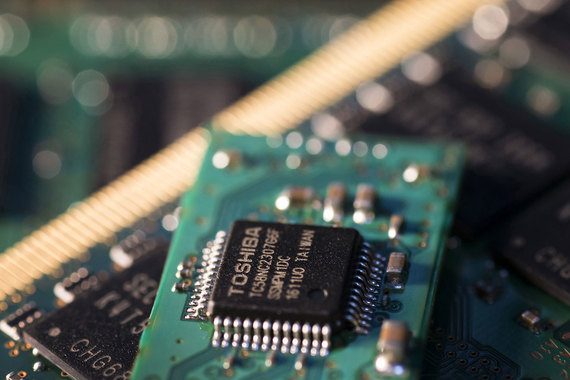 Foxconn приглашает Apple поучаствовать в покупке подразделения микросхем памяти Toshiba