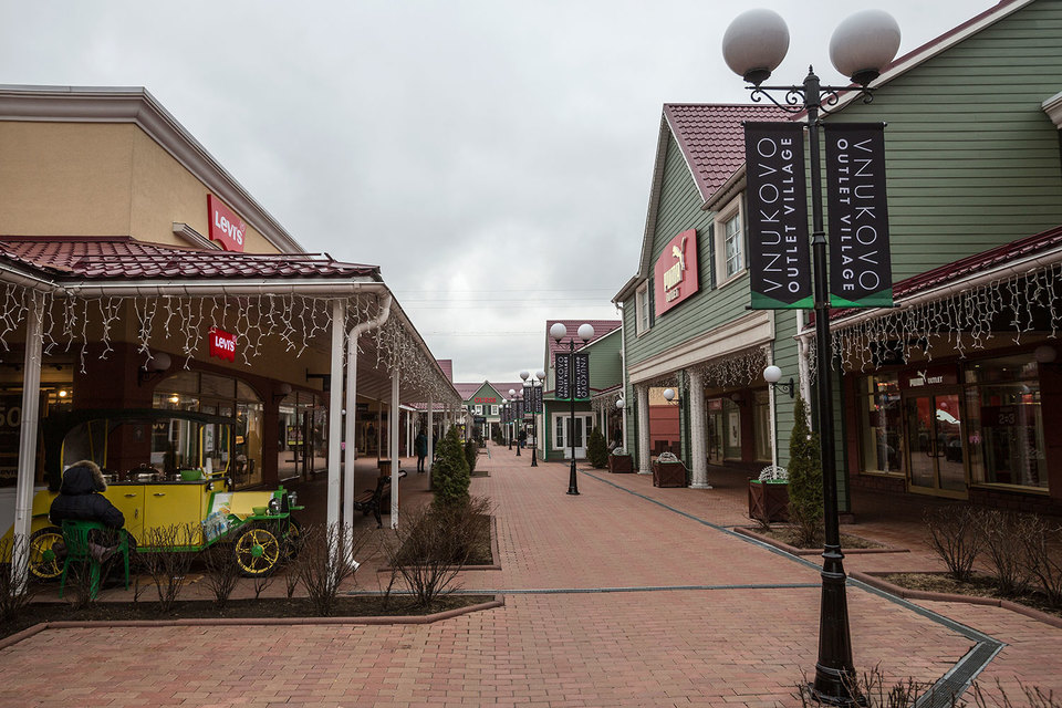 Во Vnukovo Outlet Village на площади 47 565 кв. м размещаются 150 магазинов, парковая зона, контактный зоопарк, четыре тематических ресторана и первый в России детский парк развлечений Angry Birds