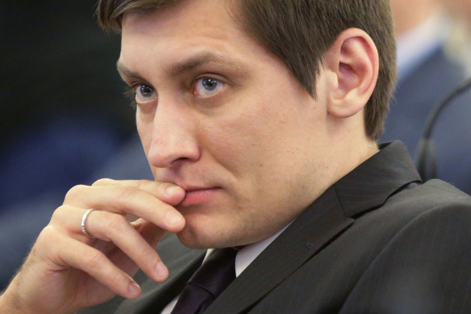Оппозиция подбирается к мэру через депутатов