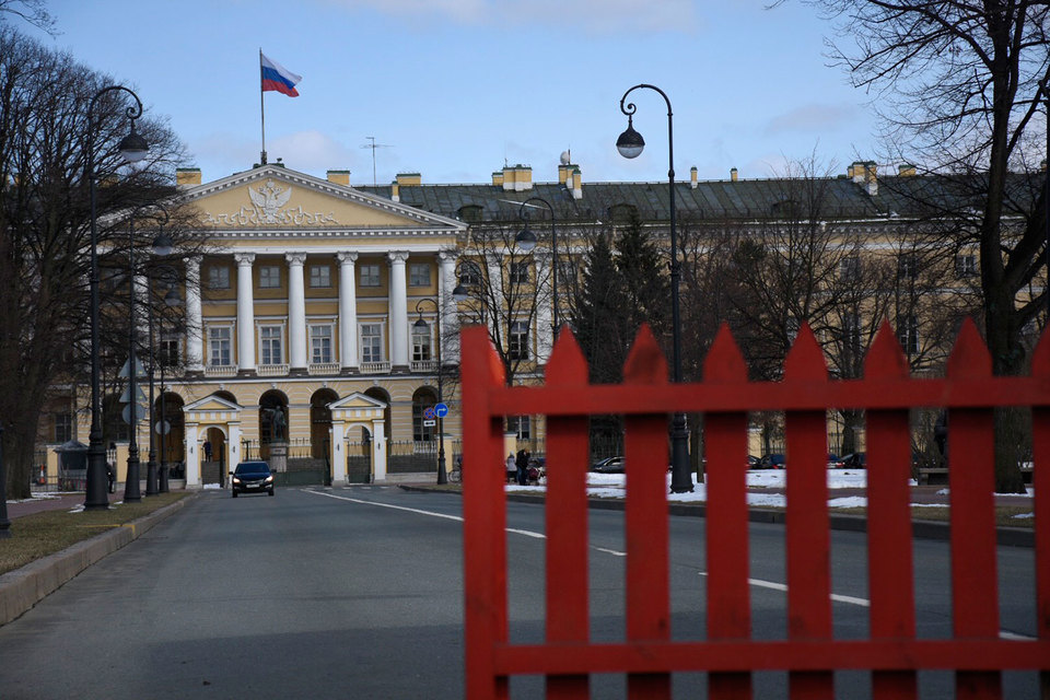 Чиновники Смольного в прошлом году продавали и покупали дорогие автомобили