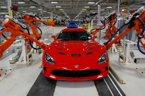 Качество сборки машин Dodge Viper на заводе Fiat Chrysler Automobiles в Детройте проверяют роботы