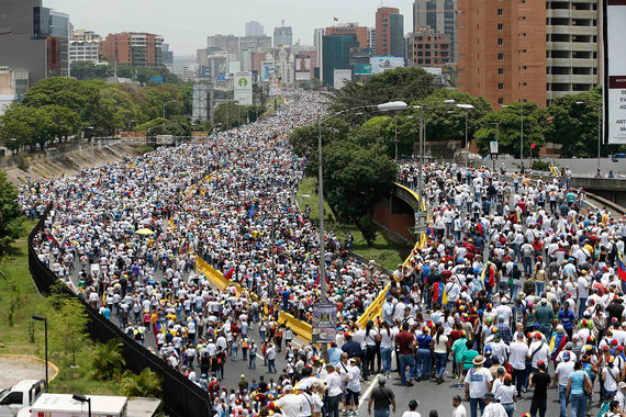Масштабные протесты охватили Венесуэлу