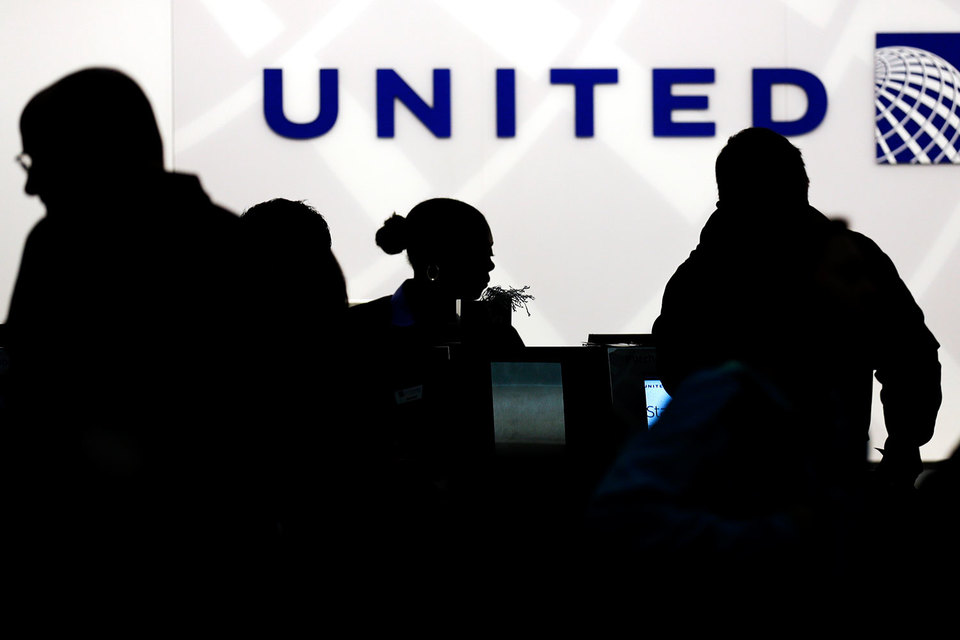 В United Airlines сложилась корпоративная культура, основанная на соблюдении инструкций. Если бы не она, скандального снятия пассажира с рейса удалось бы избежать
