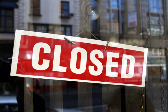 Банки США и Великобритании закрывают отделения и увольняют сотрудников