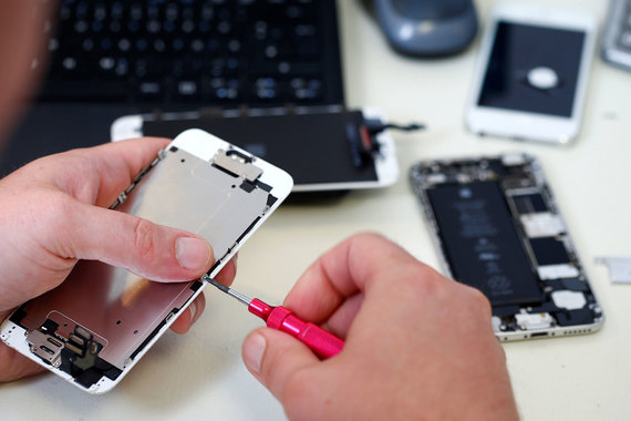 До сих пор Apple не поставляла в Россию дисплеев для iPhone — при повреждении в авторизованных сервисных центрах аппарат с поврежденным экраном меняли на новый с доплатой