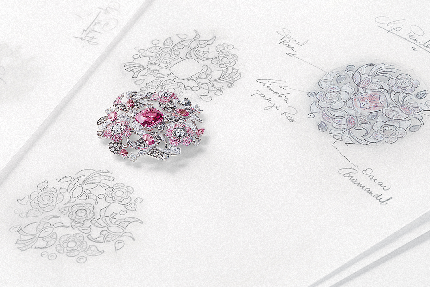 В кружевном узоре броши Jeanne отчетливо читается мотив камелии, знакового мотива для Дома