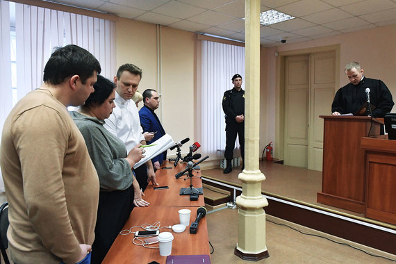 Оглашение приговора порой растягивается на длительное время, при этом участники процесса должны слушать стоя