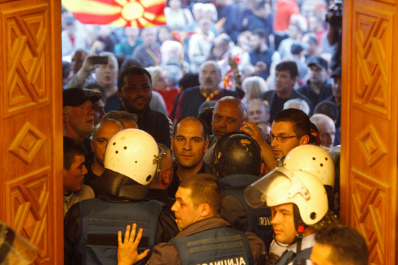 Парламент Македонии пережил штурм