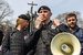 Собравшихся призывали не мешать движению и не выходить на проезжую часть, а также приглашали всех желающих отнести свое обращение в приемную президента