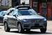 Uber в августе 2016 г. объявил о партнерстве с Volvo (компании инвестируют $300 млн) и начал тестировать ее модели с функцией самоуправления в Питтсбурге (на фото). В конце прошлого года Uber без согласования с властями Калифорнии начал испытывать в штате беспилотные такси, но когда они отозвали у него регистрацию на самоуправляемые автомобили, перенес тесты в Аризону