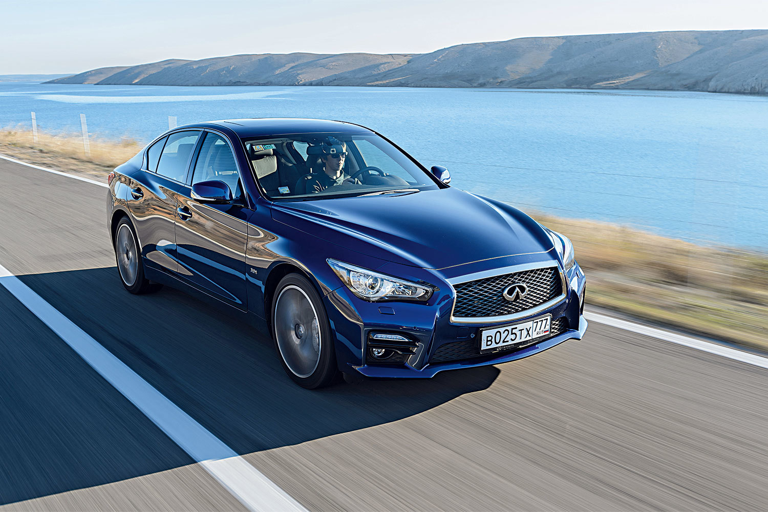 Infiniti Q50 - дизайн экстерьера  соответствует начинке машины – автомобиль получился стремительный и агрессивный